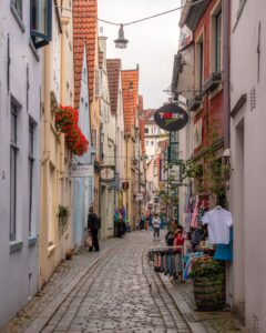 Schnoor hovedgade med butikker og turister