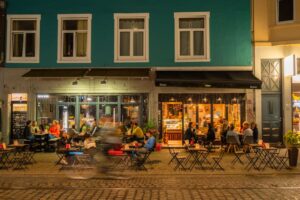 Gadestemning i Viertel om aftenen