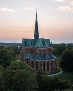 Doberan-katedralen med solnedgangen i baggrunden