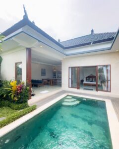 Villa på Bali med pool, soveværelse og en stue med sofa og køkken