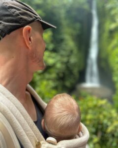 Alex med Adrian i bæresele ved Leke Leke Waterfall