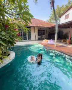 I poolen med Adrian i en villa ved Nusa Dua