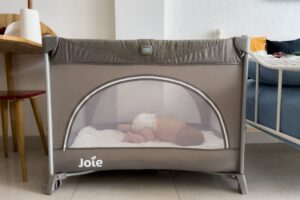 Adrian i en babyseng på Bali