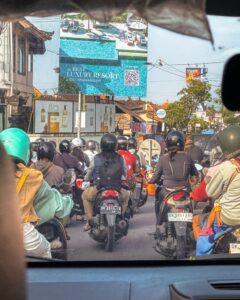 Trafik på Bali set inde fra en bil
