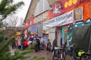 Julemarkedet på Christiania i Den Grå Hal set udefra
