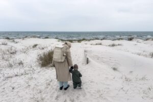 Stranden ved parkeringspladsen og museet