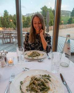 Victoria med mad på Paradiso Pure.Living