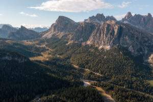 Bjergudsigt fra Cinque Torri i Dolomitterne tæt på solnedgang