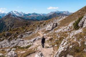 Victoria på sti i Dolomitterne tæt på Cinque Torri
