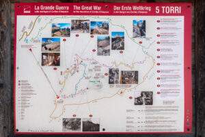 Informationskort med ruter og historiske punkter ved Cinque Torri