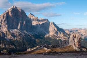 Rifugio Scoiattoli og Cinque Torri på afstand set fra Rifugio Averau