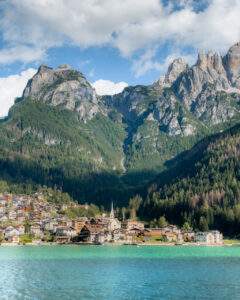 Alleghe i Dolomitterne om efteråret i solskin