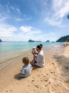 Adrian, Zoe og Victoria på stranden i Thailand
