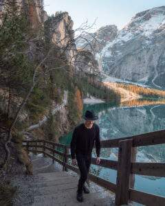 Alex på trapperne ved Lago di Braies