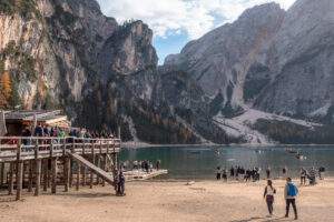 Bådhus og mange mennesker ved Lago di Braies