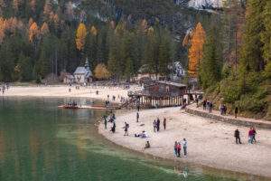 Besøgende ved bredden af Lago di Braies