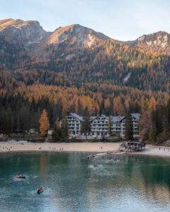 Hotel og bådhus ved Lago di Braies