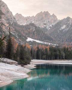 Lago di Braies med bjerge