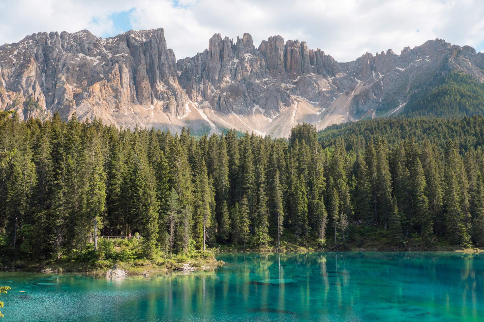 Guide til Lago di Carezza: Sådan besøger man den sydtyrolske alpesø