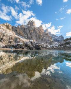 Spejlblankt vand i Lago di Coldai i Dolomitterne