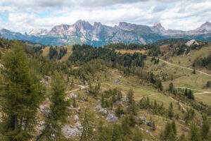 Udsigt langs ruten til Lago di Coldai i Dolomitterne