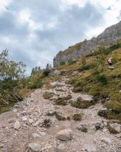 Stenet, stejl sti på vej til Lago di Coldai