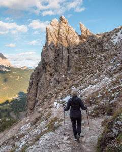 Victoria på sti til Lago di Coldai i Dolomitterne