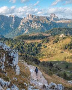 Alex på stien til Lago di Coldai i Dolomitterne