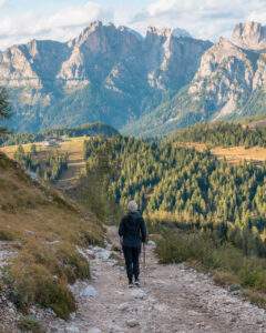 Victoria på sti til Lago di Coldai i Dolomitterne