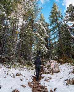 Victoria på sti på vej til Lago di Limides