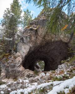 Grotte i sten på vej til Lago di Limides