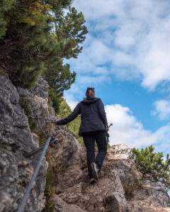 Victoria på stejlt stykke på vej til Lago di Sorapis