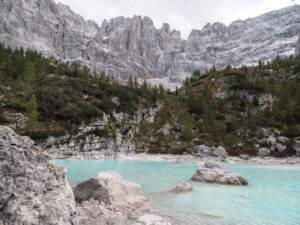 Lago di Sorapis med bjerge i baggrunden