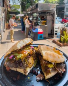 Mega-sandwich (torta) hos Por Siempre Vegana