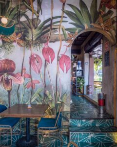 Indenfor på en café i Roma Norte i Mexico City