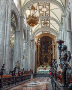 Indenfor i Mexico Citys katedral