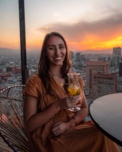 Udsigten fra Nivel 40 Skybar ved solnedgang med Victoria i forgrunden