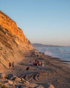 Torrey Pines State Beach med de markante klipper i baggrunden