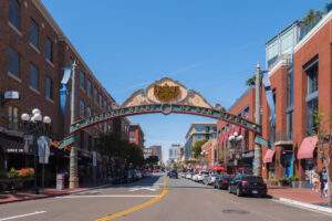 Gaslamp Quarter skilt over gade