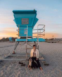 Victoria med hunden Ollie på Coronado Beach