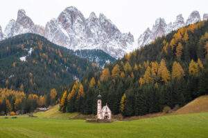 Det kendte motiv af San Giovanni-kirken i Dolomitterne