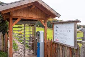 Adgangsport for at komme ind til kirken