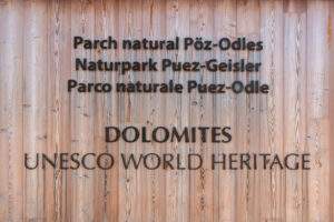 Skilt med Parco Naturale Puez-Odle/Naturpark Puez-Geisler