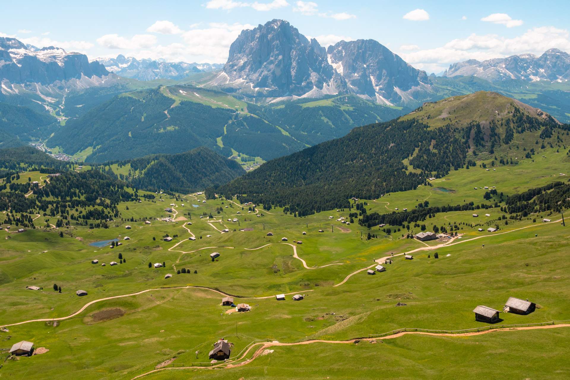 seceda-med-kabelbane-guide-til-at-bes-ge-en-af-dolomitternes-flotteste