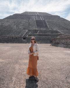 Victoria foran Solpyramiden i Teotihuacan