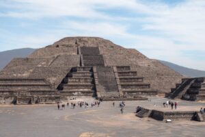 Månepyramiden og pladsen i Teotihuacan