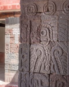 Stensøjle i Palacio de Quetzalpapálotl